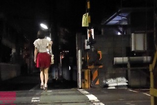 線路を渡る成海うるみ。なんか切なそうでいい。